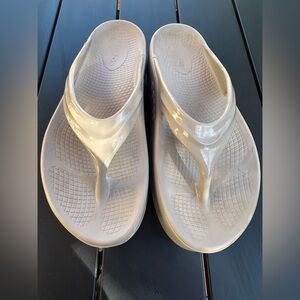 WOMEN'S OOMEGA Oofos OOLALA SANDAL size 8 - color NOMAD